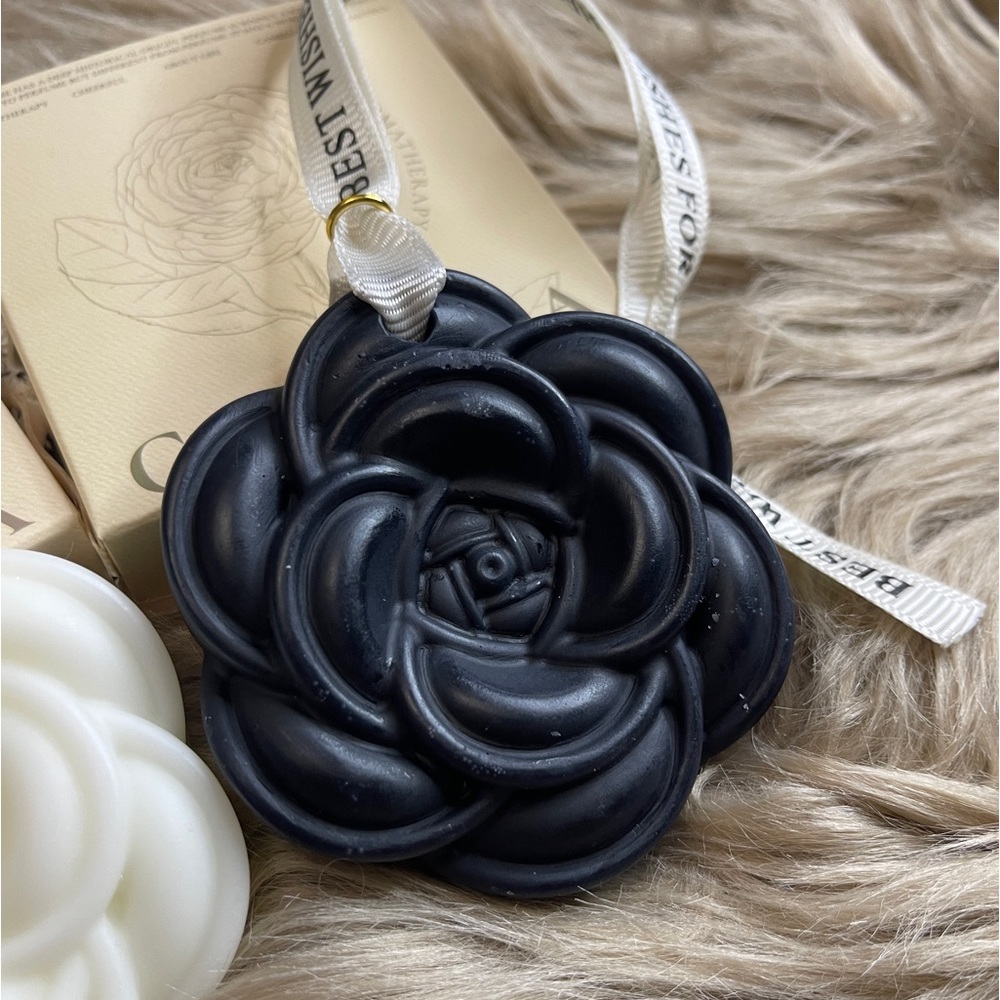 Camellia Fragrance Black
Wax Pendant